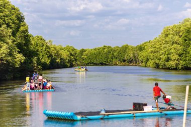 Tayland 'ın Chanthaburi bölgesindeki Kızıl Şahin' i görmek için nehirde rafting yaparken grup turu..