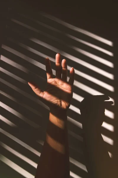 Hand im Schatten der Fenster. — Stockbild Hand Schatten Der Fenster — Stockfoto