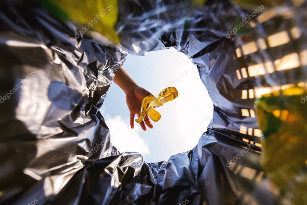 Banana peel was thrown into the garbage bag for disposal. Look from the inside of the basket.