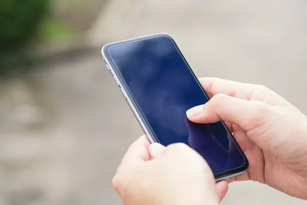 Asyalı kadın akıllı telefon kullanarak yakın çekim el