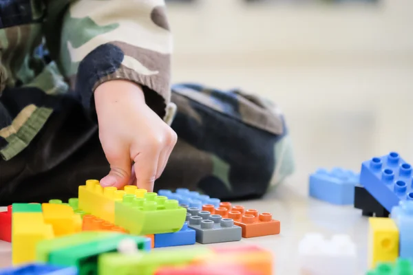 Renkli plastik blok oynarken Asya çocuk el