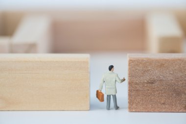 Labirent giren işadamı rakam