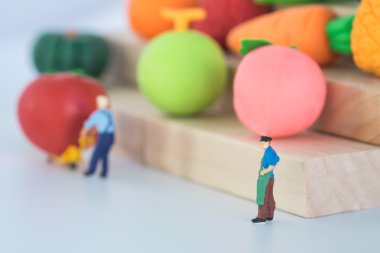 Sebze ve meyve, model ve küçük rakamlar üzerinde ayakta bakkal sahibi minyatür.