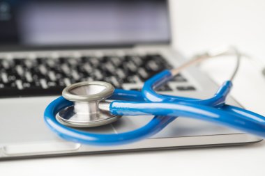 teknoloji ve tıp - laptop klavye üzerinde gümüş stetoskop
