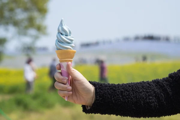 elinde yumuşak hizmet dondurma