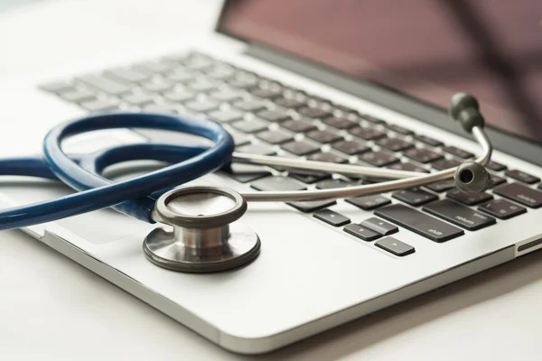 teknoloji ve tıp - laptop klavye üzerinde gümüş stetoskop