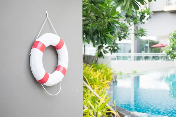 Yaşam Şamandıra kopya alanı ile yüzme havuzu yakınında gri duvara bağlı