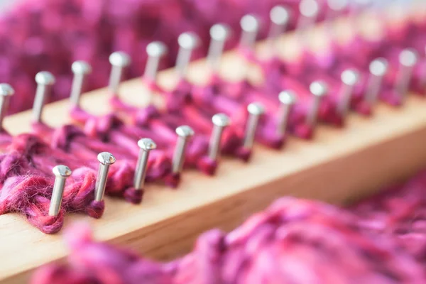 Örme, kırmızı yün ve örgü tahtası, arka plan kavramı