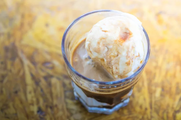 Affogato kahve, espresso vanilyalı dondurma ile arka plan kavramı vurdu..
