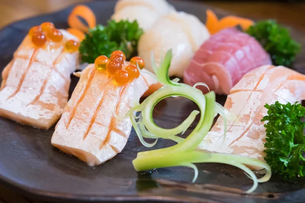 Suşi seti ızgara somon rulo, arka plan kavramı