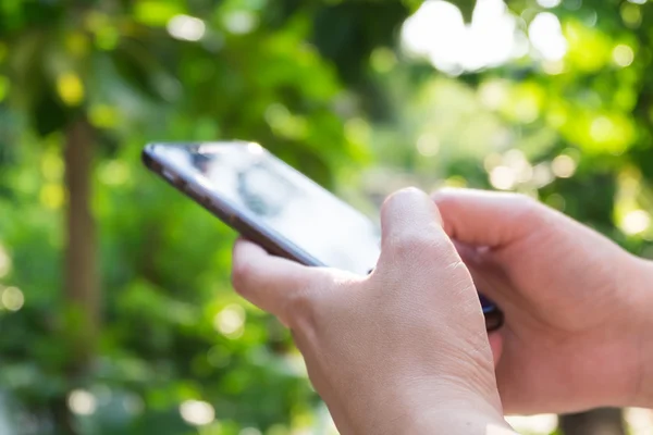 Närbild Asiatisk Kvinna Med Smart Telefon Hand — Stockfoto