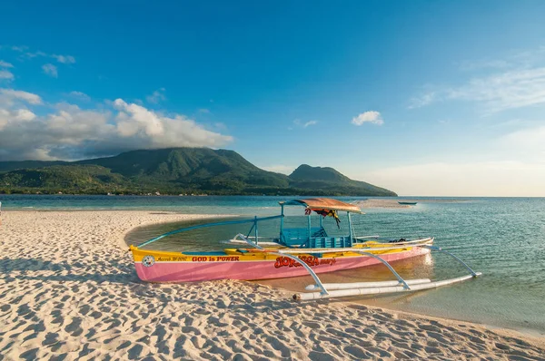 Lokale boot op het witte eiland Camiguin, Mindanao — Stockfoto