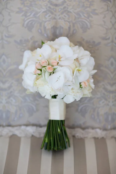 Svatební kytice z bílé orchideje — Stock fotografie