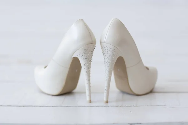 Svatební bílé boty s flitry na bílém pozadí — Stock fotografie