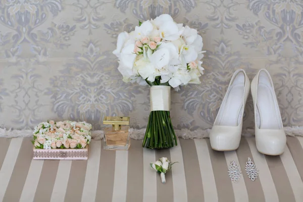 Svatební kytice z bílých orchidejí a boty — Stock fotografie