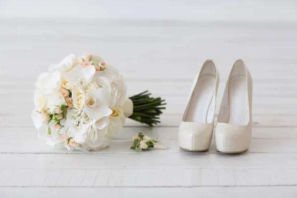 Svatební kytice z bílých orchidejí a boty — Stock fotografie