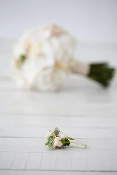 Svatební kytice z orchidejí a boutonniere na bílém pozadí — Stock fotografie