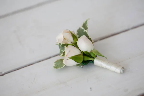 Svatební boutonniere bílé orchideje — Stock fotografie