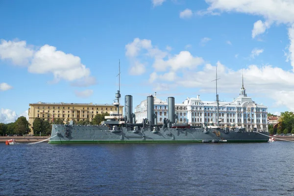 Cruiser Aurora em São Petersburgo no verão Imagens Royalty-Free