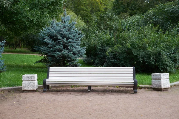 Biały ławce w parku zwycięstwa. Petersburg. — Zdjęcie stockowe