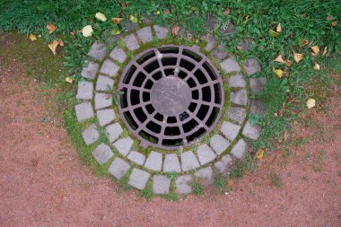 Eski demir circle kuyu Petersburg taşlı.