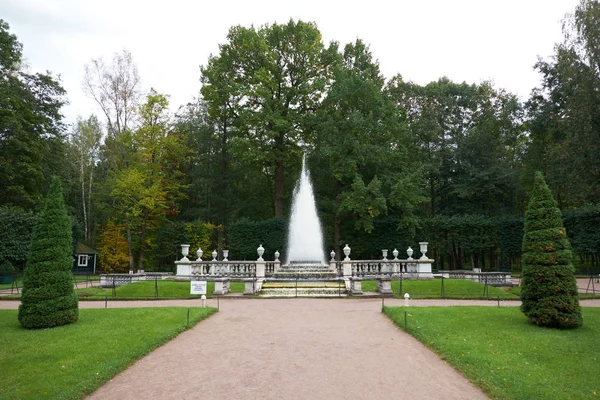 Fountain pyramid in Peterhof. Saint Petersburg. — Stock Photo, Image