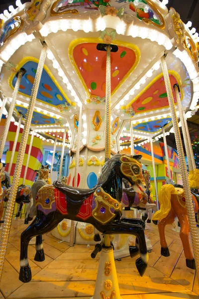 Atlıkarınca tema parkı atları ile.