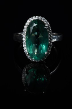 Siyah bir zemin üzerine yeşil ametist gümüş yüzük