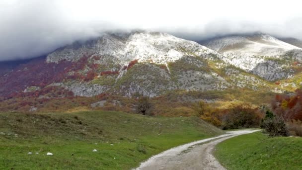 Bergen in de herfst in het nationaal park van Abruzzo in Italië. — Stockvideo