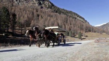 Val Roseg Svitzerland içinde arabada