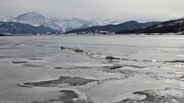 Lake Campotosto in Abruzzo in Ital — Stock Video