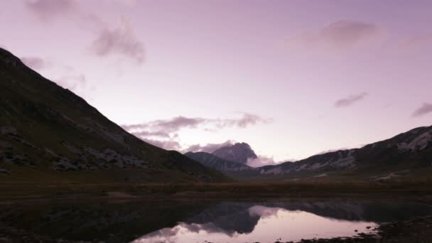 Λίμνη του Racollo στο Campo Imperatore στην Ιταλία — Αρχείο Βίντεο