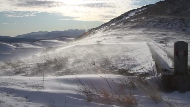 Szél fúj a hó a hegyekben, Abruzzo. — Stock videók