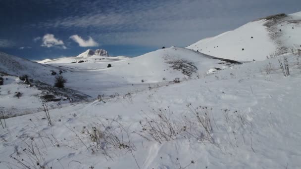 Vent soufflant sur la neige dans les montagnes des Abruzzes . — Video