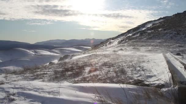 Vent soufflant sur la neige dans les montagnes des Abruzzes . — Video