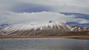 Mount Vettore ve düz Castelluccio di Norcia, İtalya Sibillini dağlarda