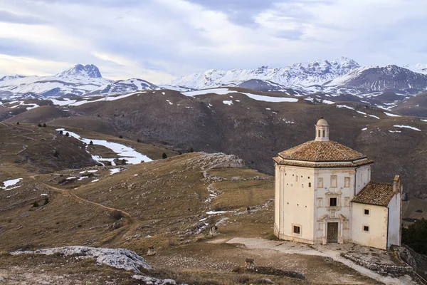 Iglesia Santa María de la Misericordia en Rocca Calascio, Italia — Foto de Stock