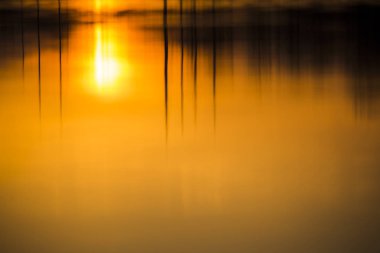 Sudaki günbatımının yansıması