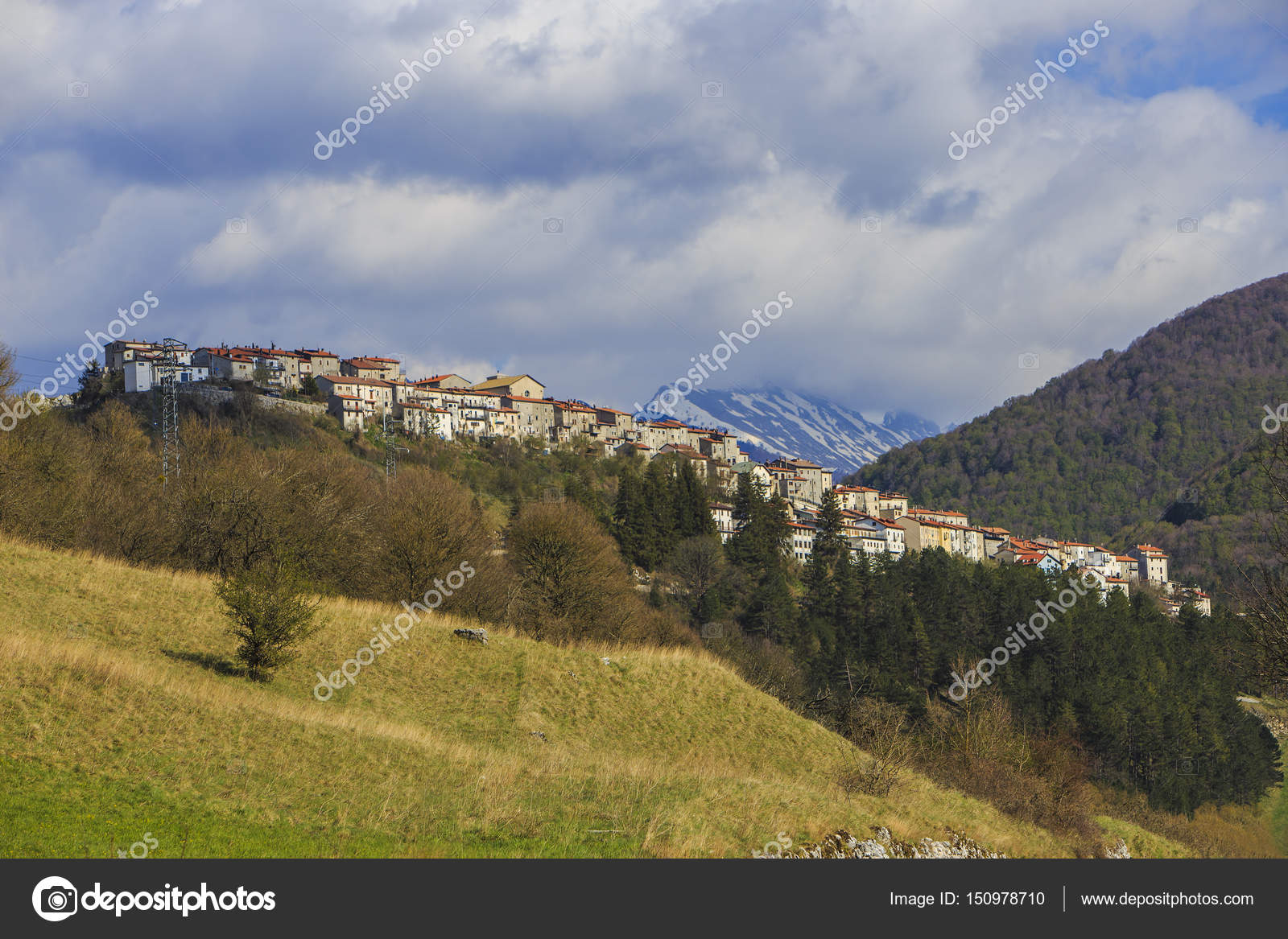 Opi, pueblo medieval en las montañas Abruzzo en Italia — Foto de stock  #150978710 © Krinaphoto, image size:1600x1167