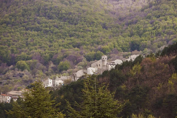 Civitella Alfedena, средневековая деревня на горах Абруццо в — стоковое фото
