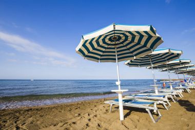 İtalya 'da plaj şemsiyeleri
