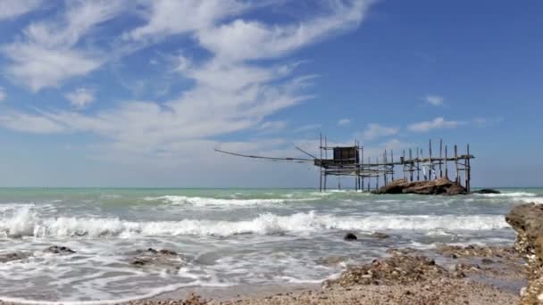 Punta Aderici. Costa de Trabocchi en Abruzzo, Italia . — Vídeo de stock