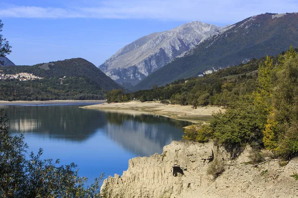Lago de Barrea em Abruzzo, na Itália — Fotografia de Stock
