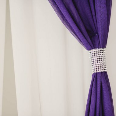 Menekşe beyaz düğün töreninde pruvada