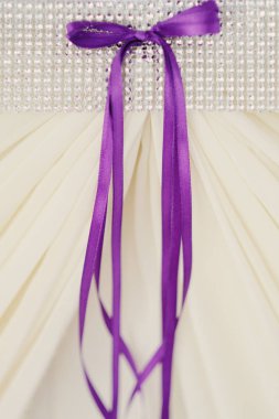 Menekşe beyaz düğün töreninde Ziyafet odasında pruvada