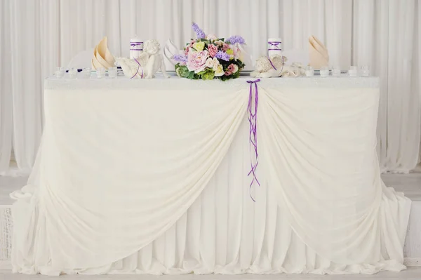 Decoração do casamento em tons de branco e tinta, decoração da mesa do banquete — Fotografia de Stock