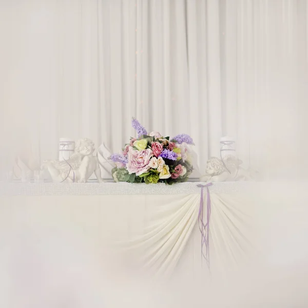 Decoração do casamento em tons de branco e tinta, decoração da mesa do banquete — Fotografia de Stock