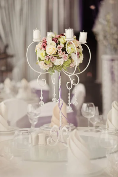 Bruiloft inrichting in wit en inkt tinten, decoratie van de feestzaal-tabel — Stockfoto