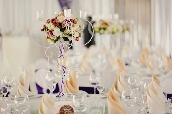 Bröllop inredning i vitt och bläck toner, dekoration av tabellen bankett — Stockfoto