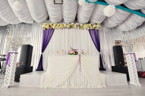 Svatební výzdoba v tónech bílé a inkoust, dekorace na slavnostní stůl — Stock fotografie
